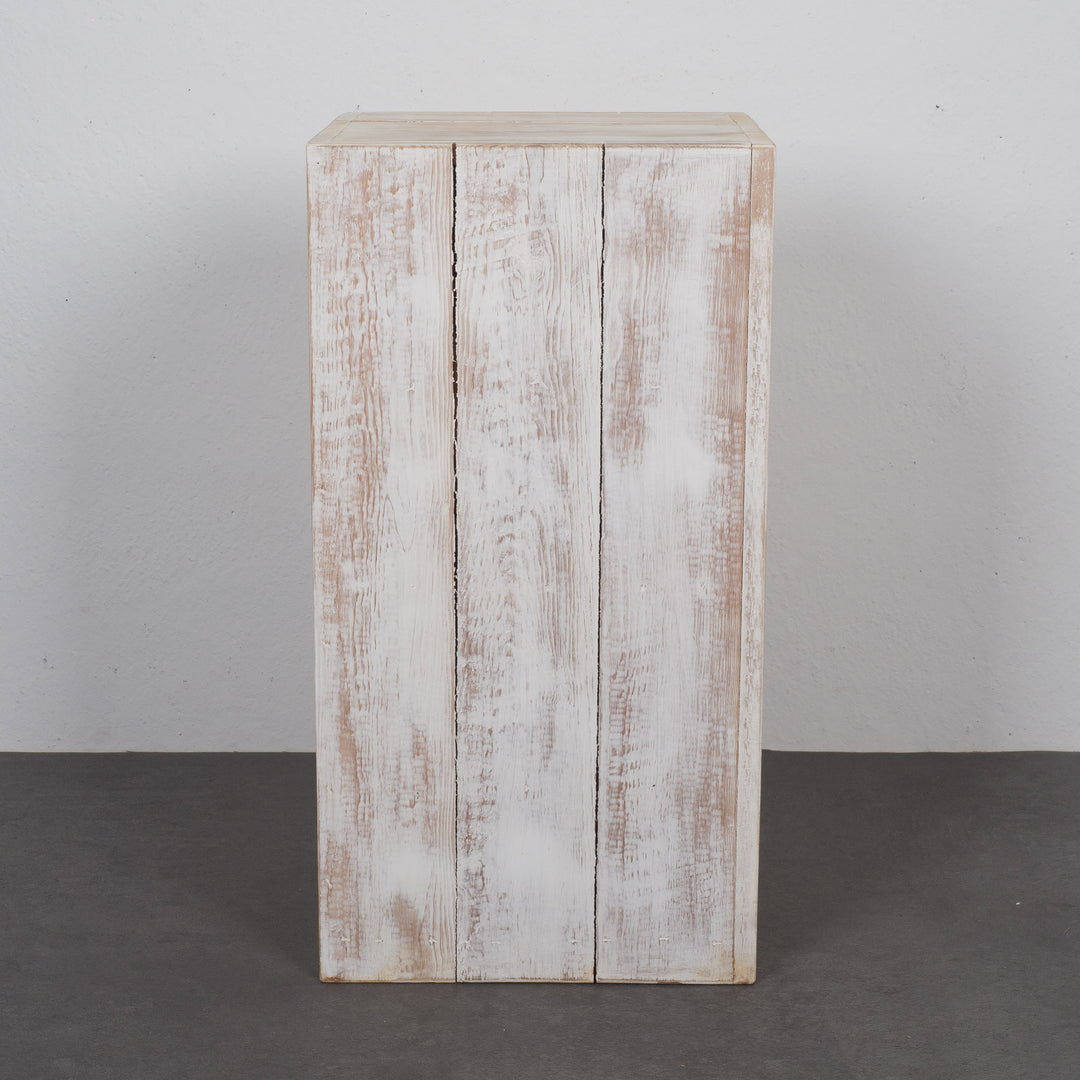 Wit gekalkte houten sokkel met planken