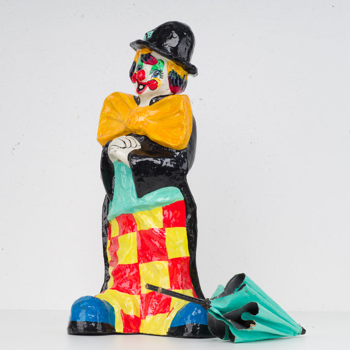 Leuke kleurrijke clown in papier maché