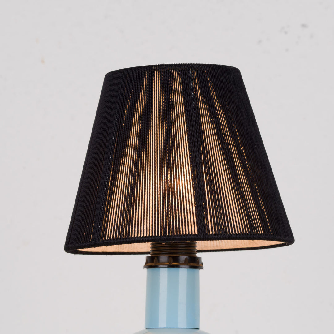 Tafellampje in blauwe keramiek met zwart kapje