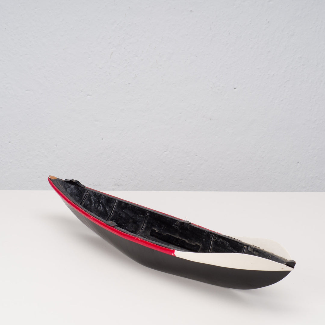 Leuk beschilderd houten bootje in rood, wit en zwart