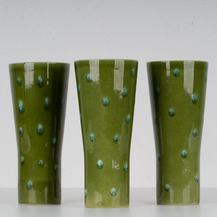 Set van 3 groen geglazuurde keramische vaasjes