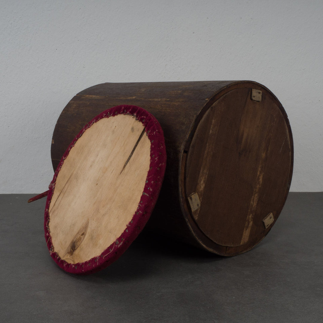 Authentieke houten kruk met bordeauxrode stof - De Tuin Der Kunsten