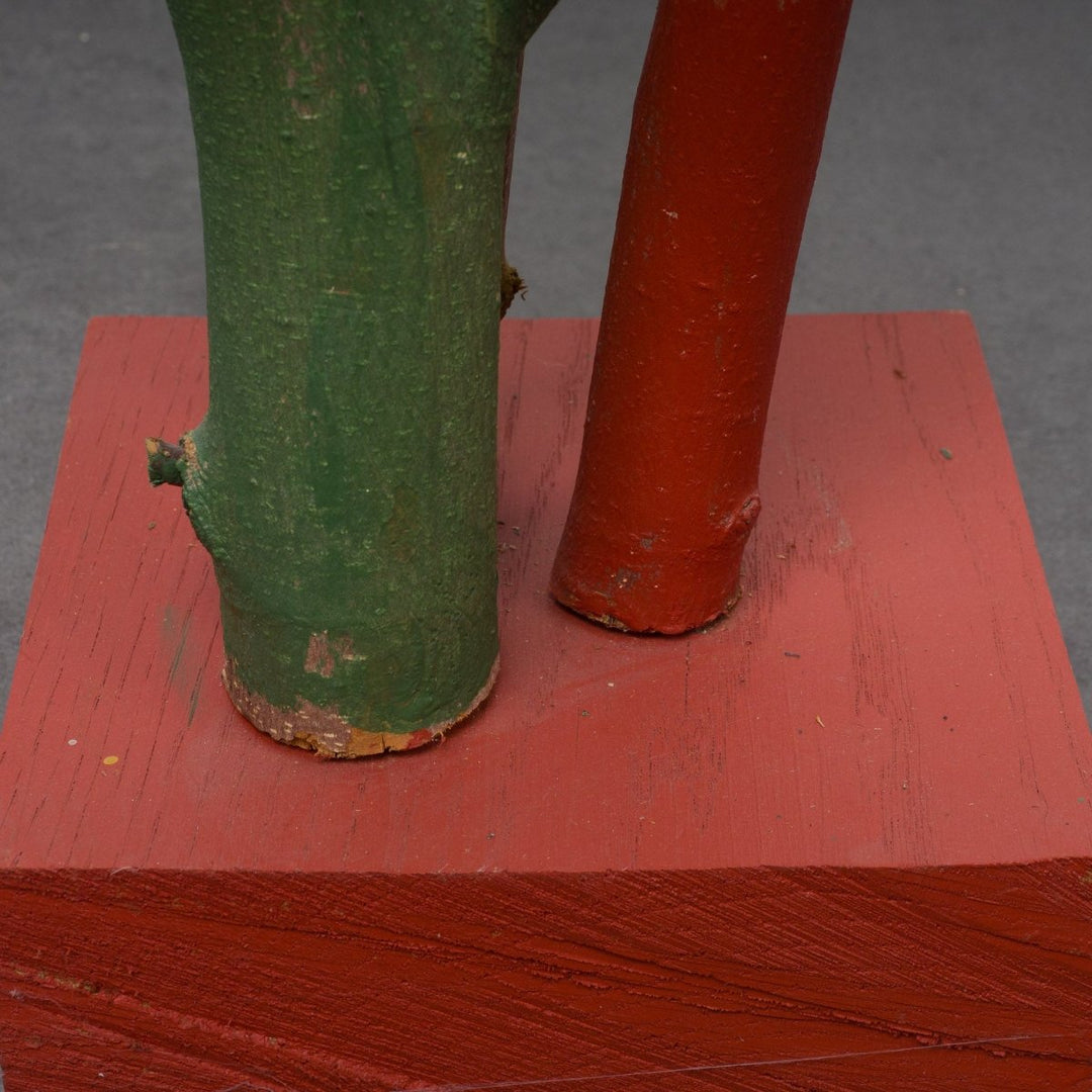 Kunstwerk van 3 kleurrijke houten takken - De Tuin Der Kunsten