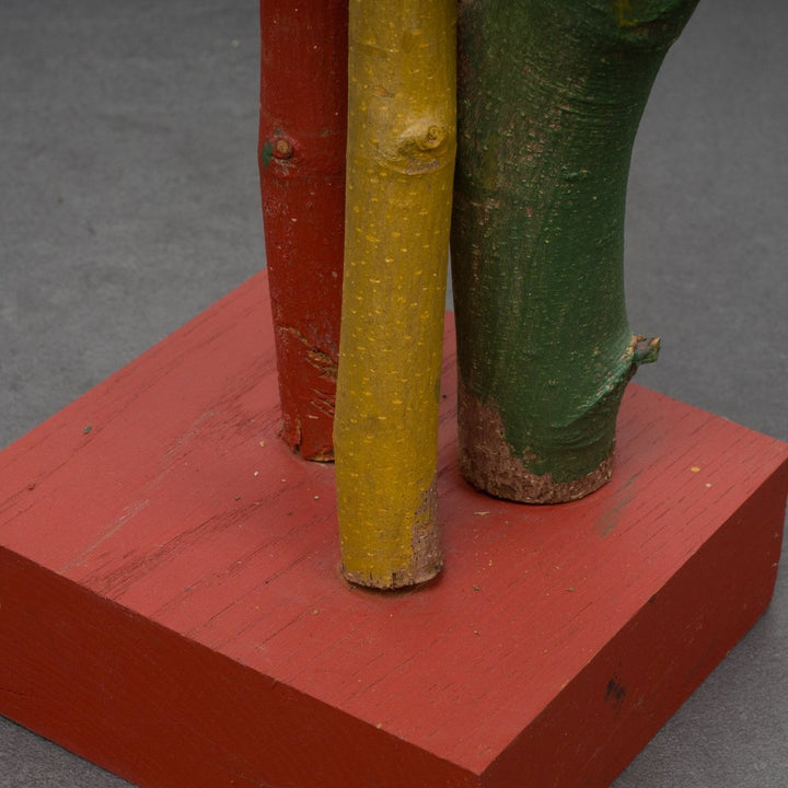 Kunstwerk van 3 kleurrijke houten takken - De Tuin Der Kunsten
