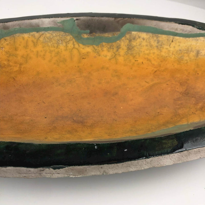 Platte keramische schaal in oker en groen - De Tuin Der Kunsten