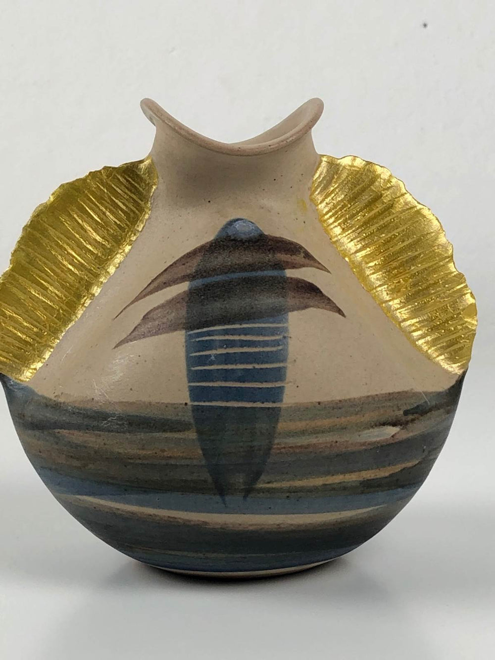 Speciale moderne keramische vaas met vleugels in goudkleur - De Tuin Der Kunsten