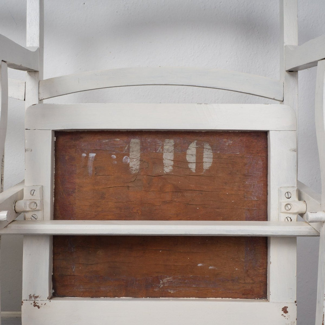 Vintage bank met houten klapstoelen uit een theater - De Tuin Der Kunsten