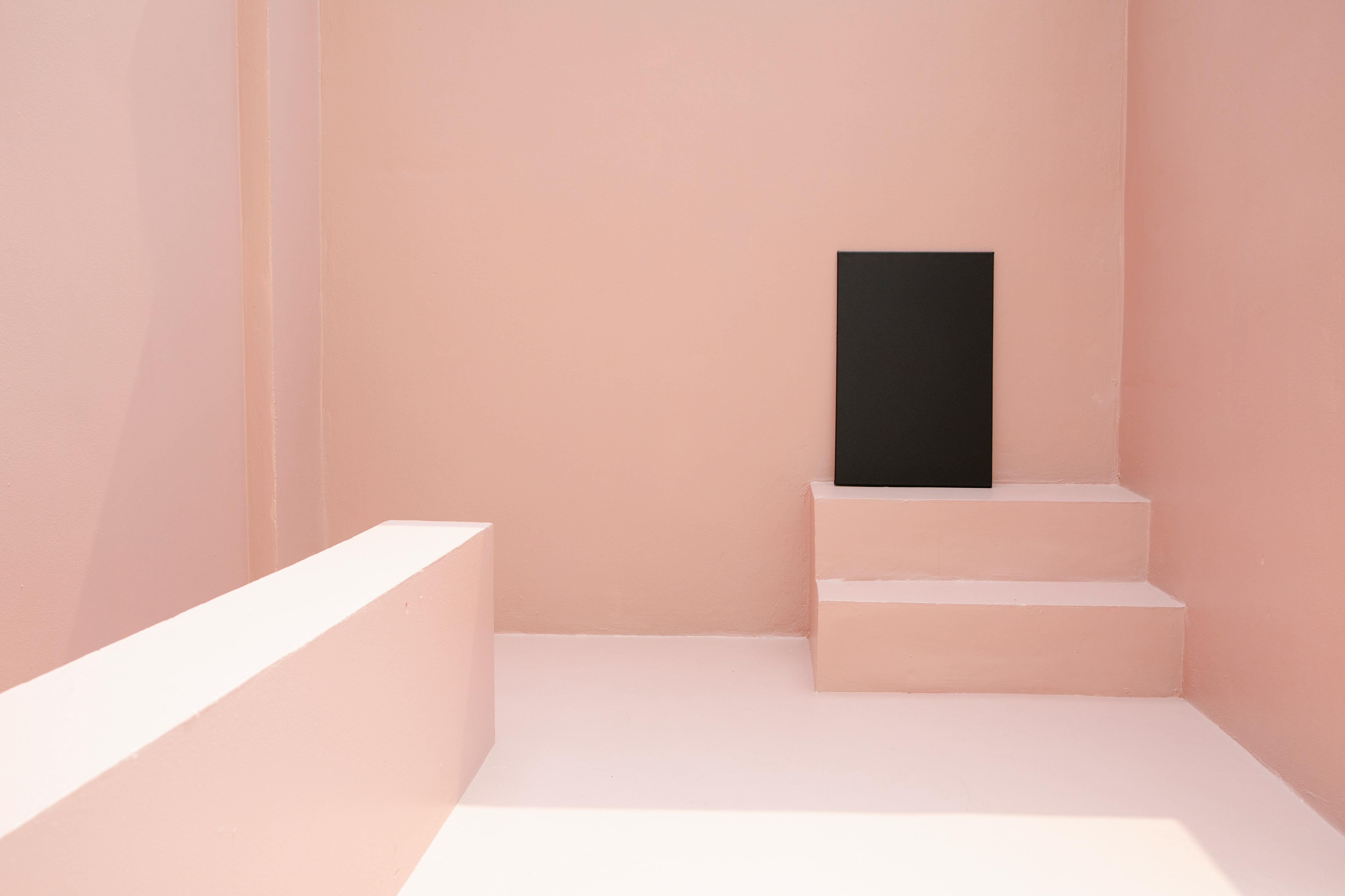 Elegante eenvoud: grijs, wit en roze in je interieur