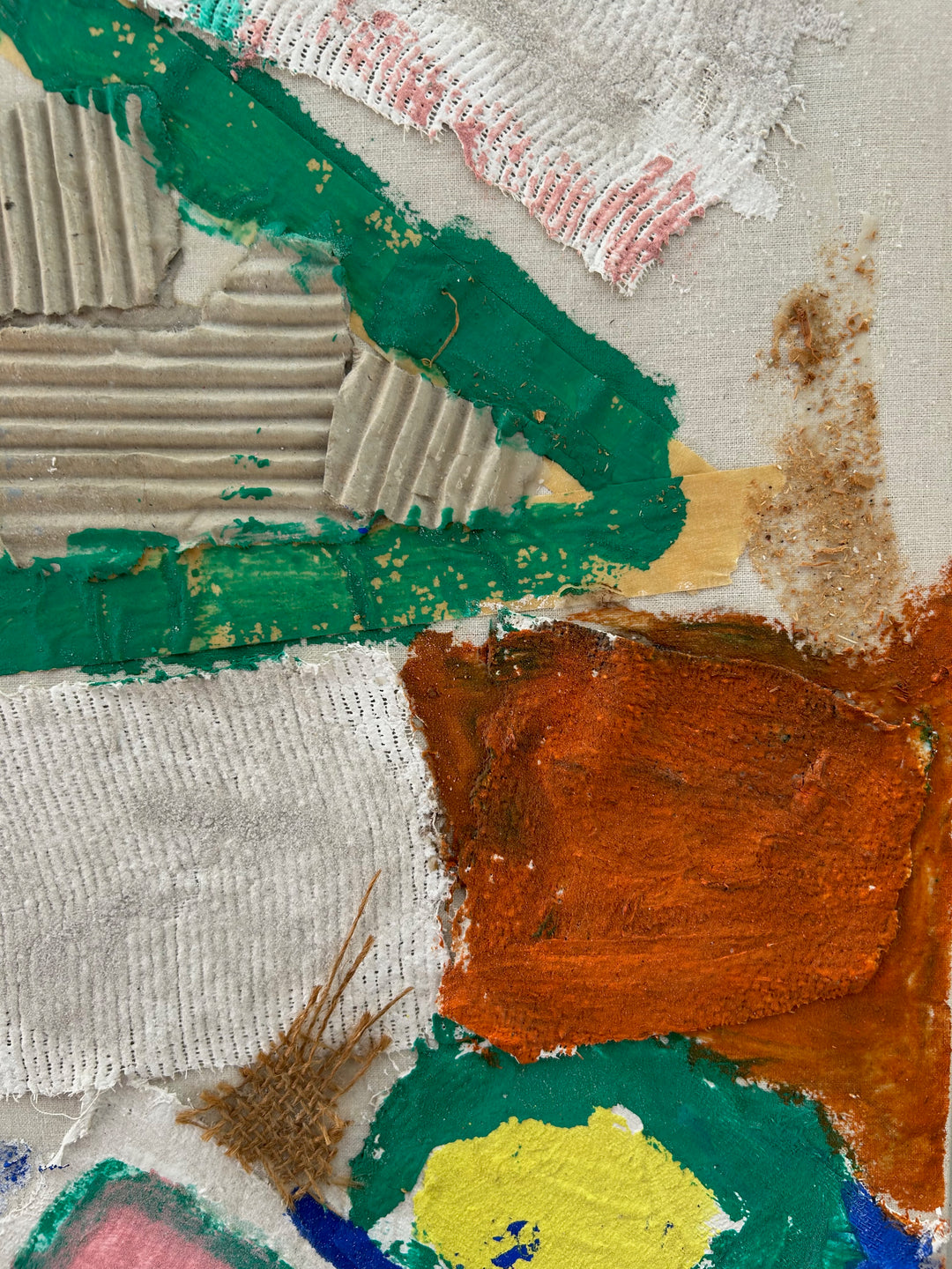 Abstracte Mixed Media Collage – Kleurrijk Textuurkunstwerk met Unieke Materialen - 64,5 x 50 x 3 cm
