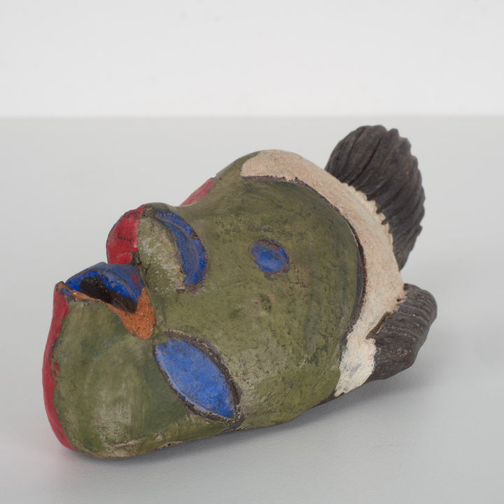 Klein Afrikaans decoratief maskertje – groen, rood en paars