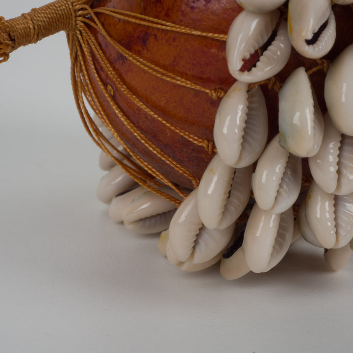 Authentiek schelpenobject op kalebas – Mogelijk traditionele rammelaar – 16,5 x 16,5 x 11,5 cm