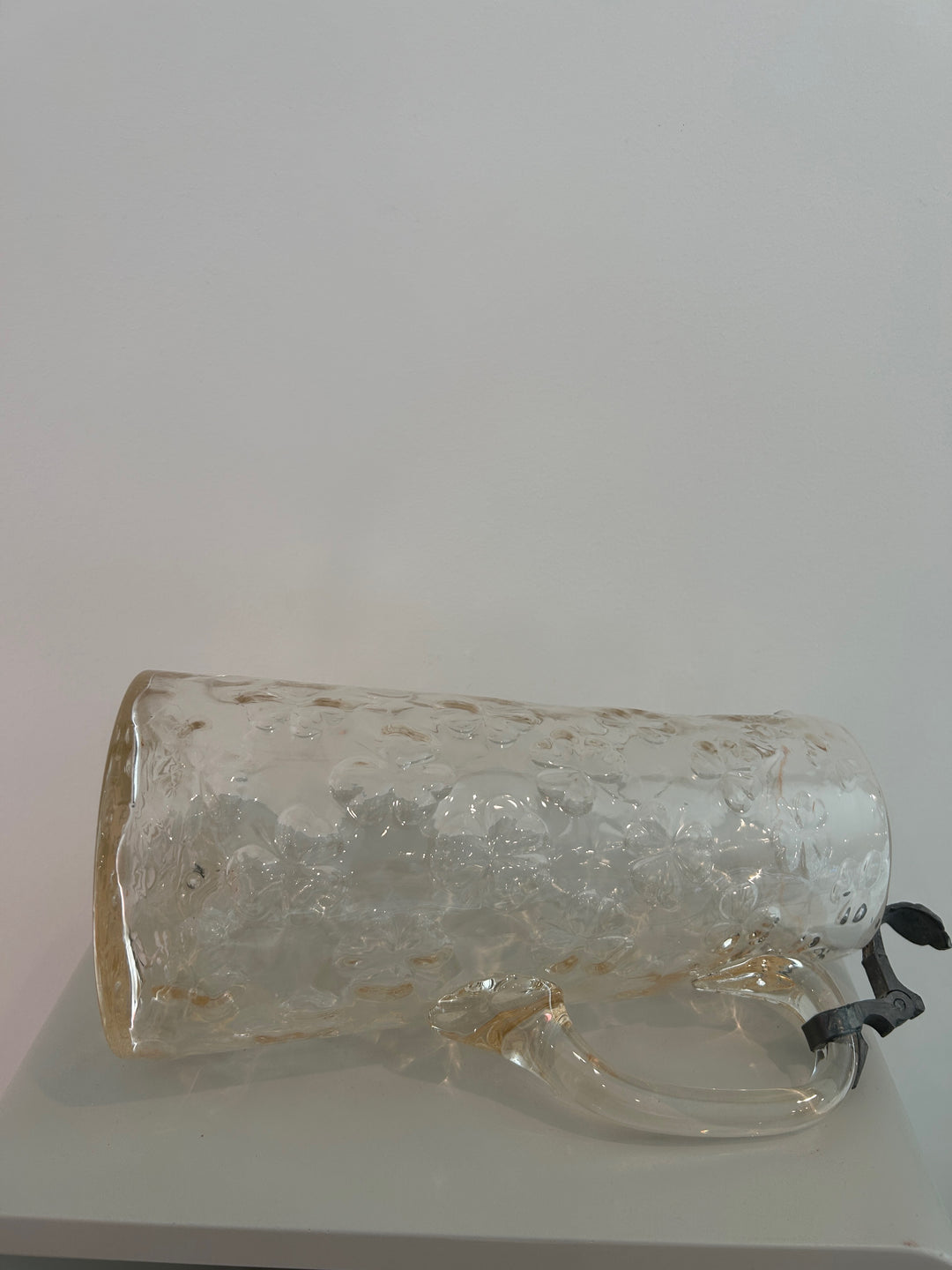 Antieke mondgeblazen schenkkan met opgelegde bloemen en tinnen montering – vermoedelijk Duits of Boheems, ca. 1880–1910 – 15 × 10 × 28 cm