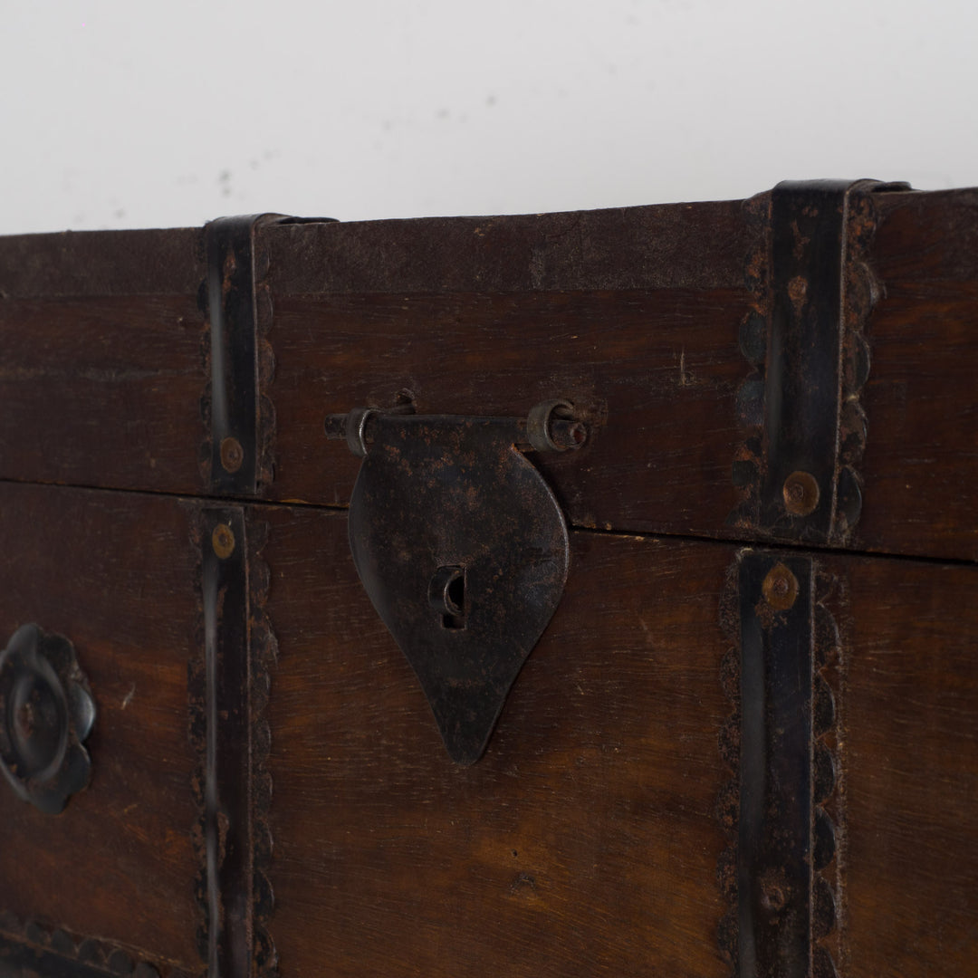 Koloniale Shisham Houten Kist 36x34x36 cm – Authentieke Opbergkist met Metalen Beslag