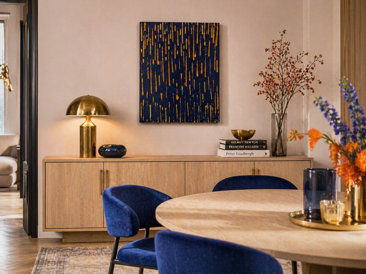 Hedendaags schilderij in koningsblauw met vurige oranje accenten