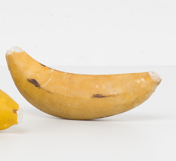 Decoratieve banaan in steen – speels natuurstenen object – 13 x 4 x 4 cm