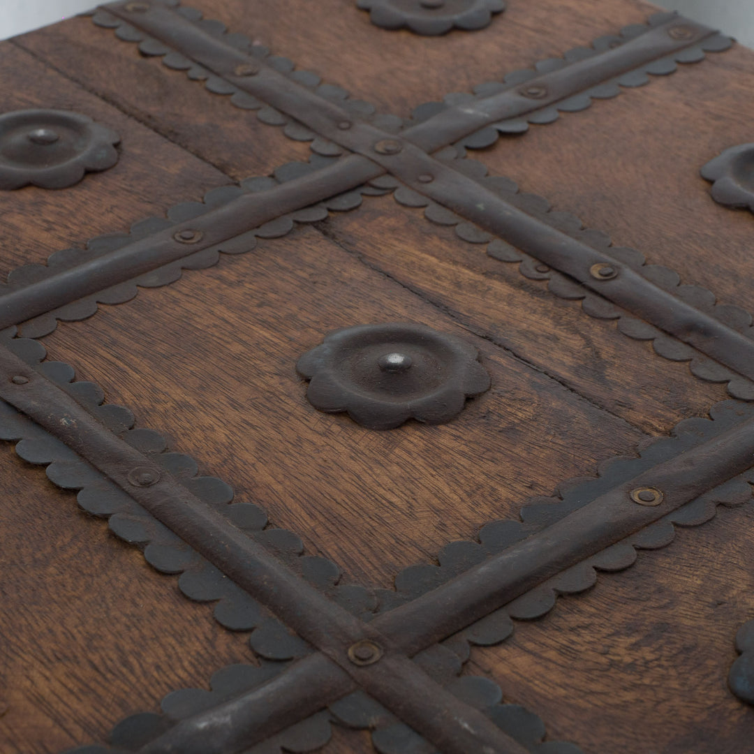 Koloniale Shisham Houten Kist 36x34x36 cm – Authentieke Opbergkist met Metalen Beslag