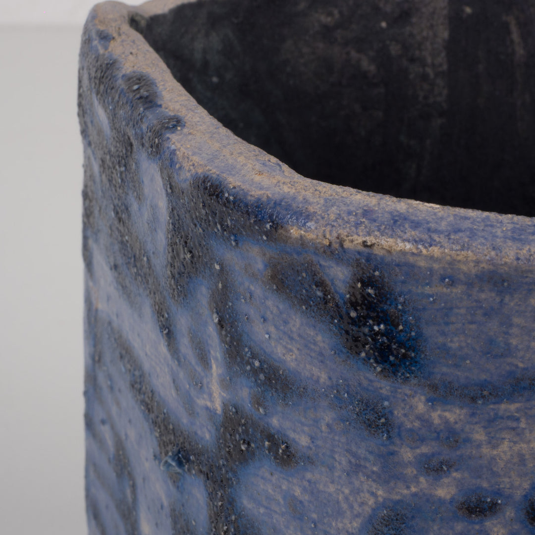 Blauw keramisch potje met bladmotief – Handgemaakt en gesigneerd – 15x13x13 cm