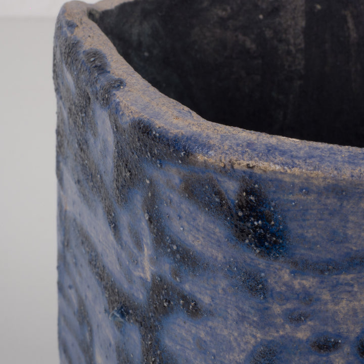 Blauw keramisch potje met bladmotief – Handgemaakt en gesigneerd – 15x13x13 cm