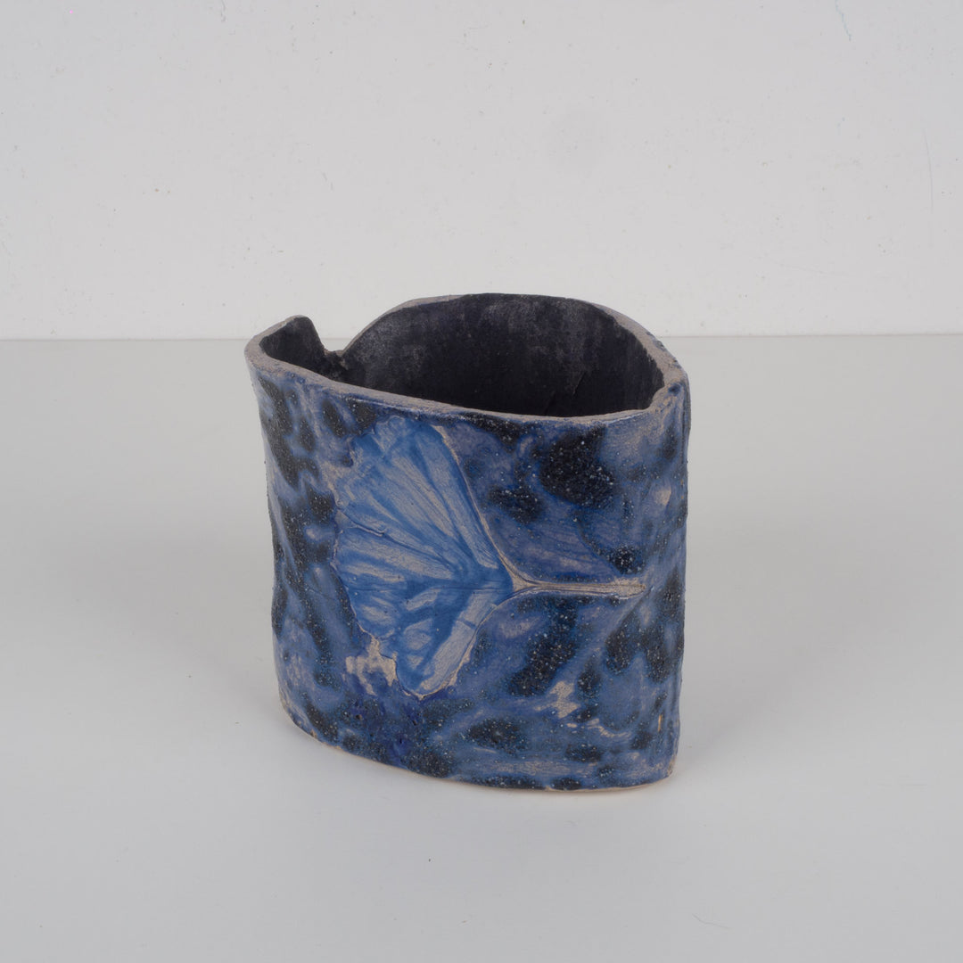 Blauw keramisch potje met bladmotief – Handgemaakt en gesigneerd – 15x13x13 cm