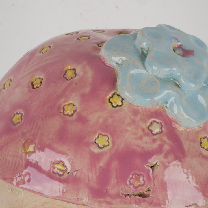 Handgemaakt beeld van een vrouw – lichtgroen geglazuurd, met sociaal engagement