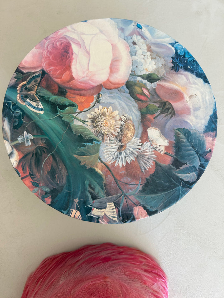 Vintage hoed met roze pluimen – een zacht statement / 23 x 19 x 16 cm