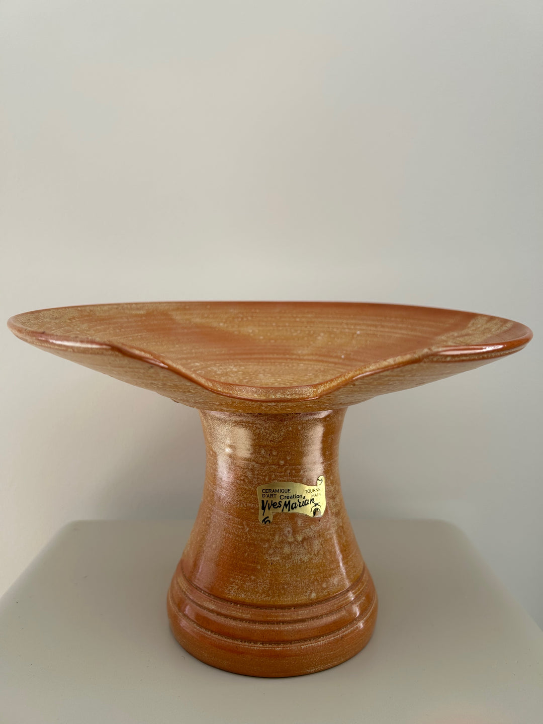Keramische Tazza “Yves Marian” – Warm Oranje Sculptuur