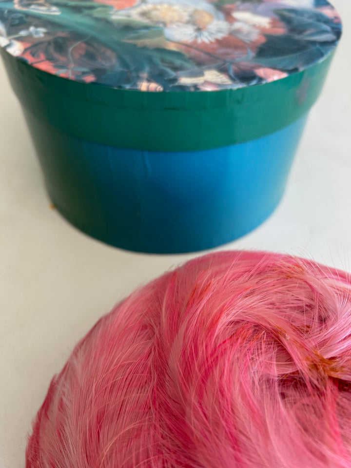Vintage hoed met roze pluimen – een zacht statement / 23 x 19 x 16 cm
