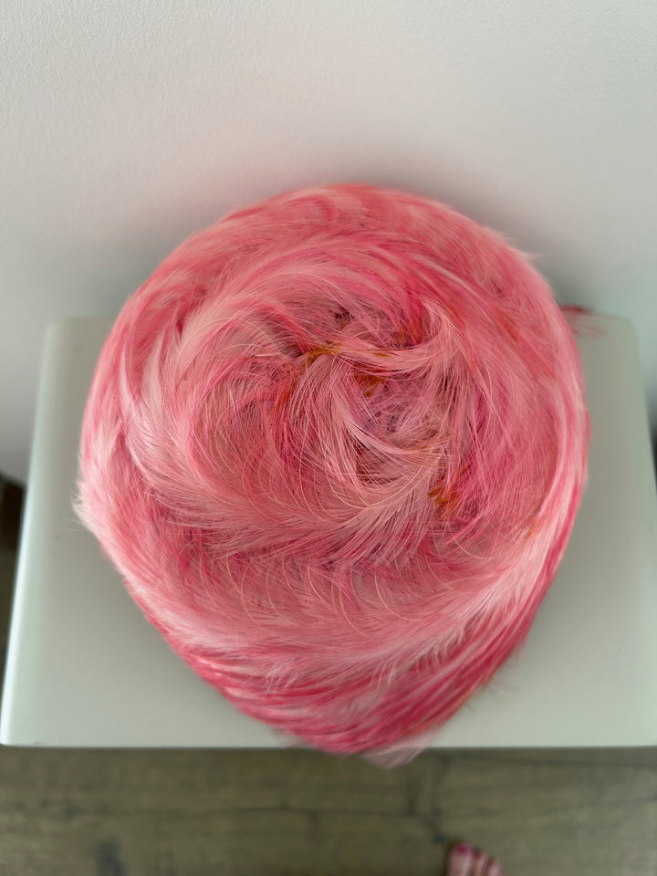 Vintage hoed met roze pluimen – een zacht statement / 23 x 19 x 16 cm