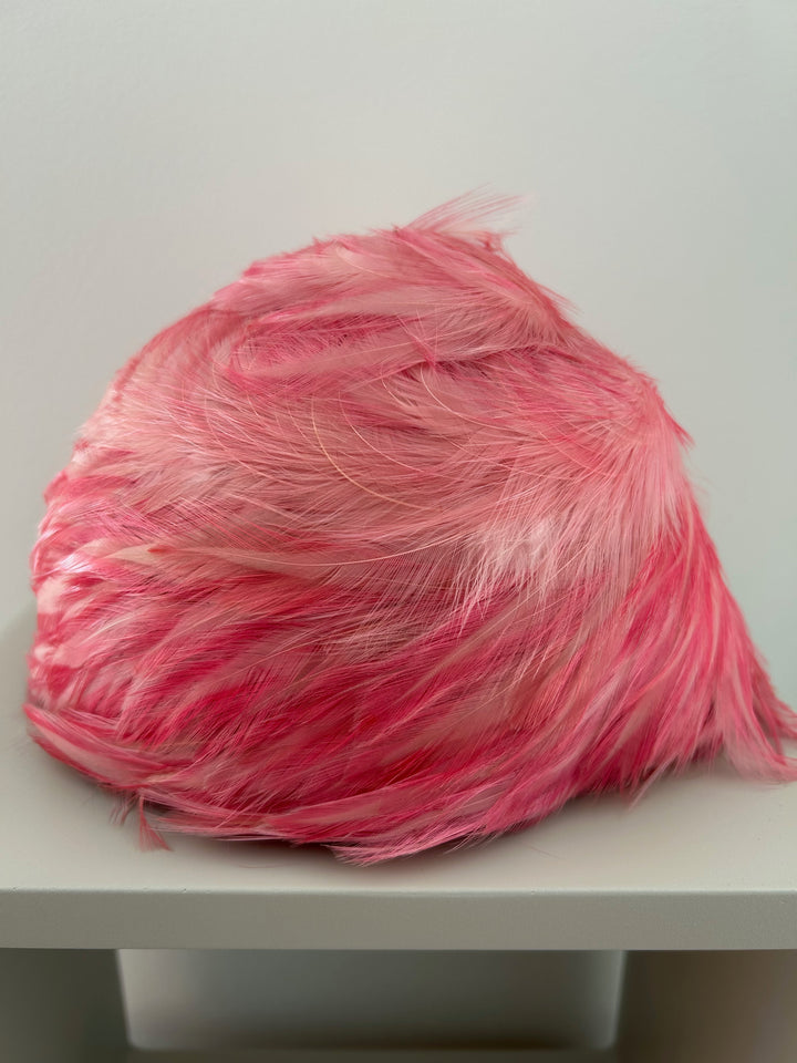Vintage hoed met roze pluimen – een zacht statement / 23 x 19 x 16 cm