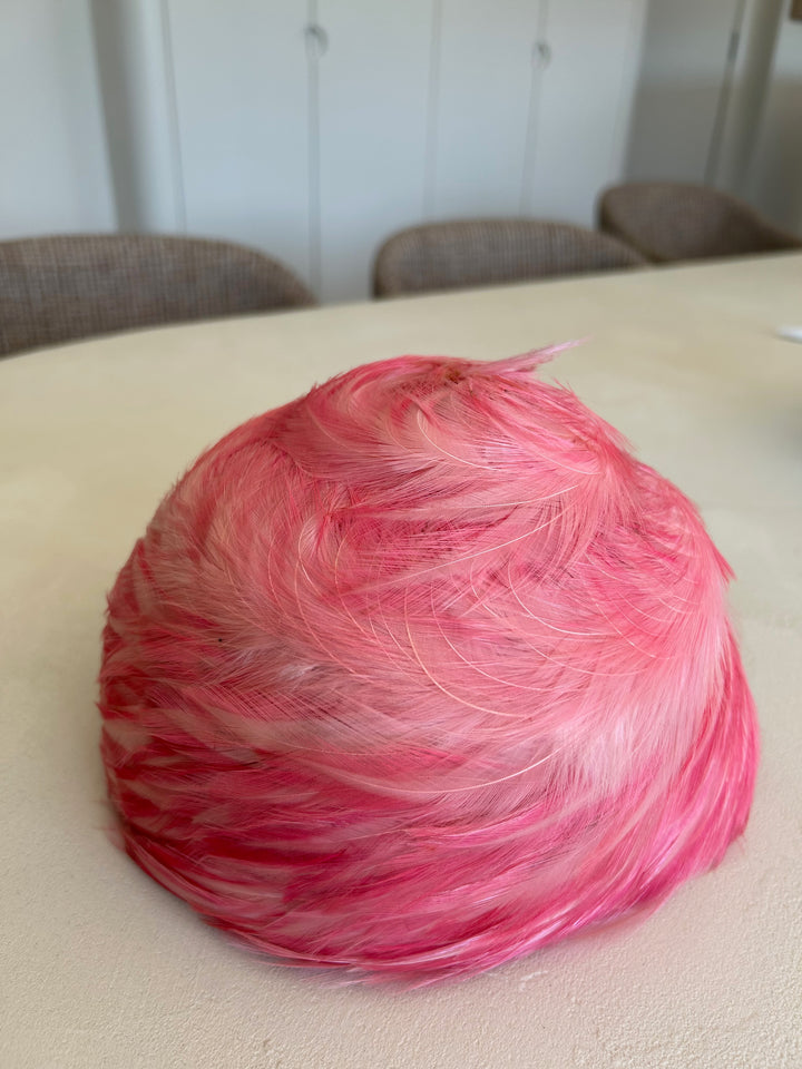 Vintage hoed met roze pluimen – een zacht statement / 23 x 19 x 16 cm