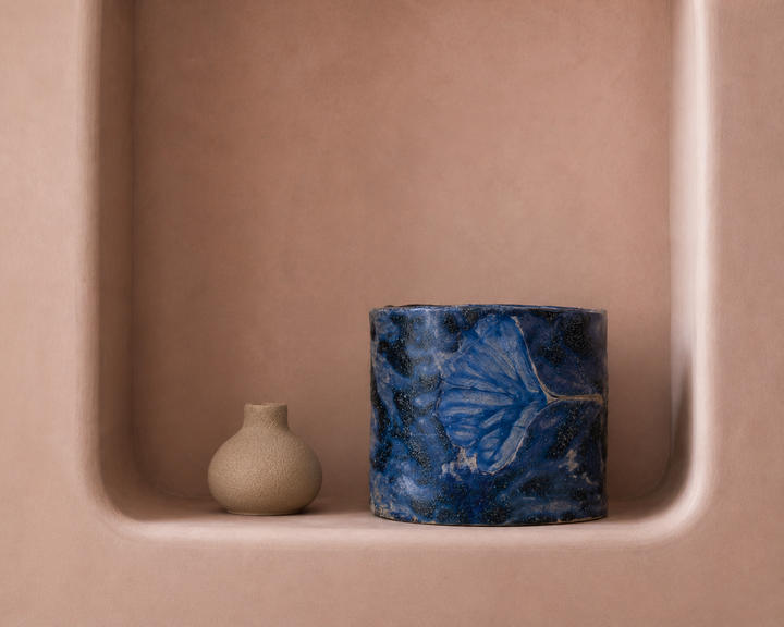 Blauw keramisch potje met bladmotief – Handgemaakt en gesigneerd – 15x13x13 cm