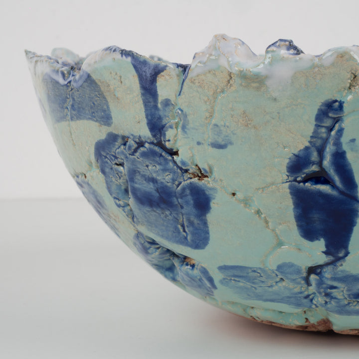 Handgemaakte keramische schaal Karla Vanacker – uniek kunstobject in lichtgroen en diepblauw – 24 cm