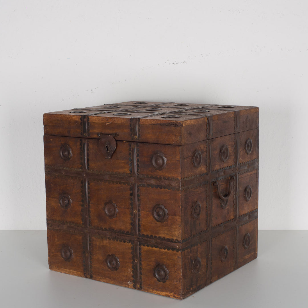 Koloniale Shisham Houten Kist 36x34x36 cm – Authentieke Opbergkist met Metalen Beslag