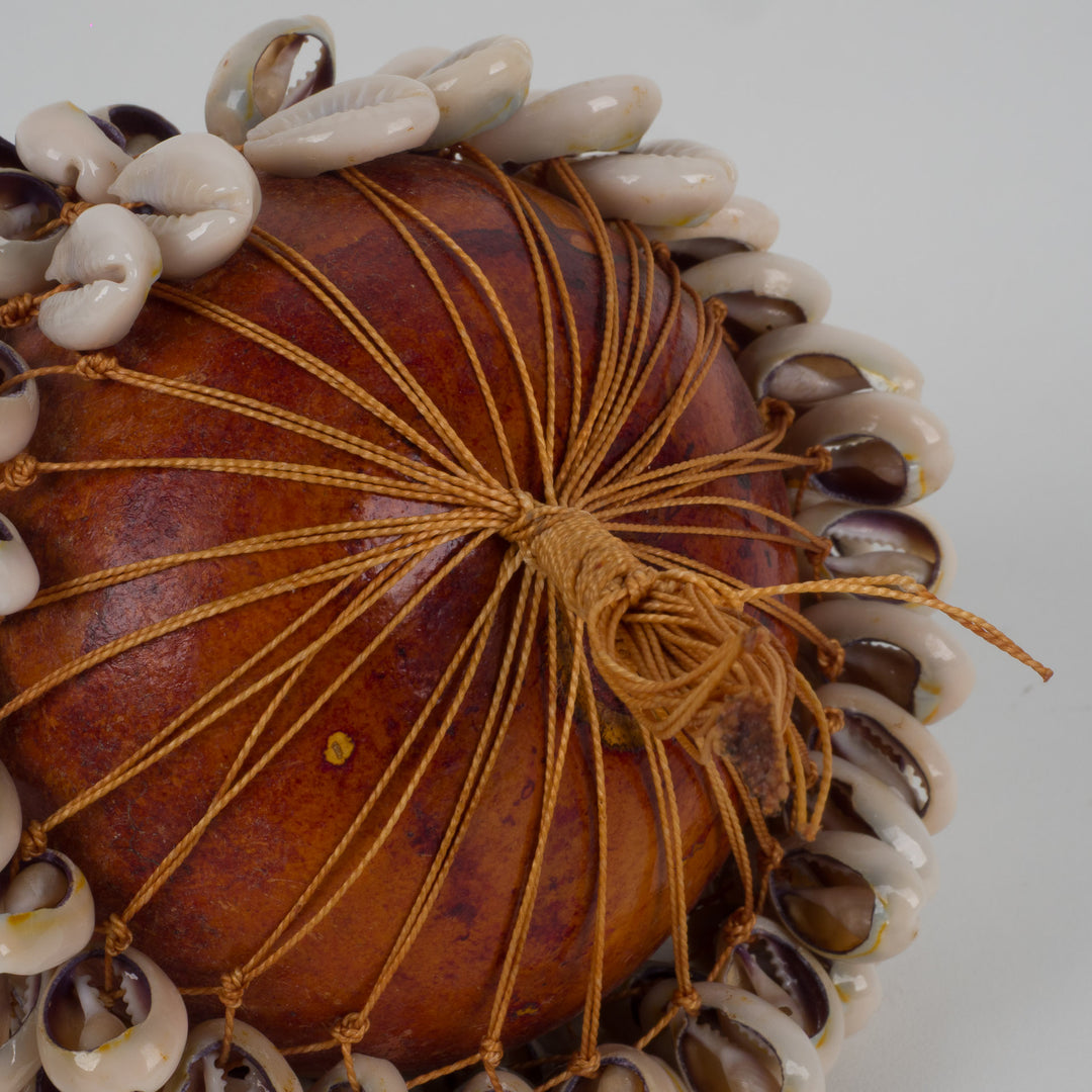 Authentiek schelpenobject op kalebas – Mogelijk traditionele rammelaar – 16,5 x 16,5 x 11,5 cm