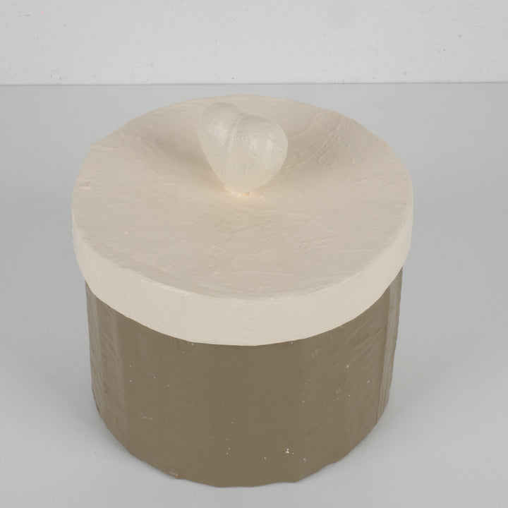 Handgemaakt dekselpotje in papier-maché met hart – Beige & Greige – Sociale creatie
