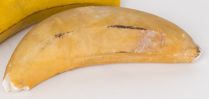 Decoratieve banaan in steen – speels natuurstenen object – 13 x 4 x 4 cm