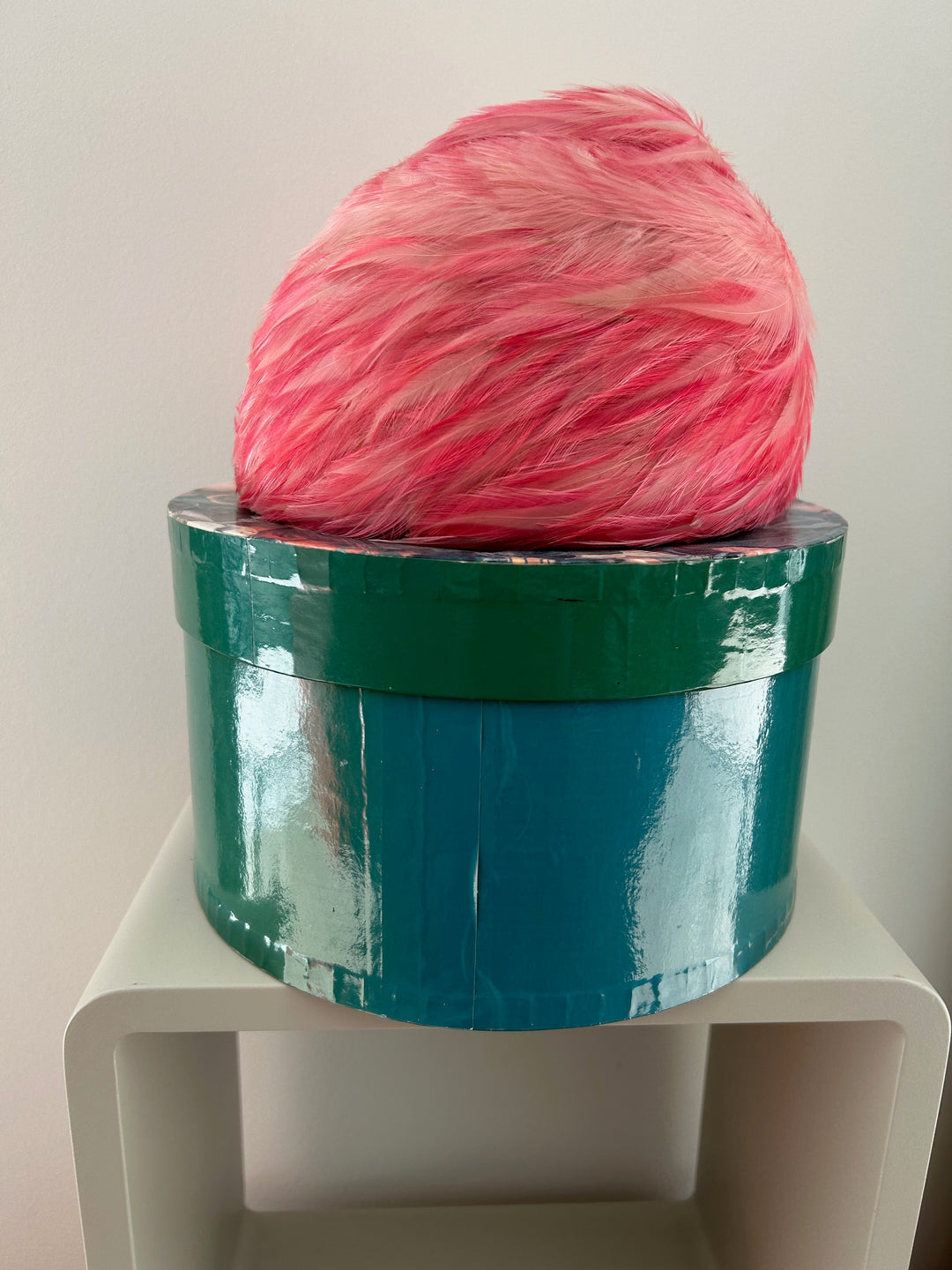 Vintage hoed met roze pluimen – een zacht statement / 23 x 19 x 16 cm
