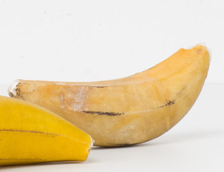 Decoratieve banaan in steen – speels natuurstenen object – 13 x 4 x 4 cm