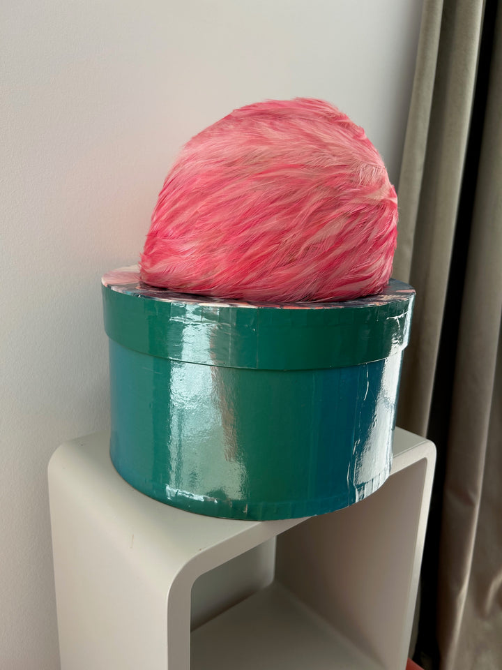Vintage hoed met roze pluimen – een zacht statement / 23 x 19 x 16 cm