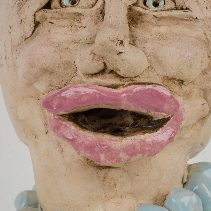 Handgemaakt beeld van een vrouw – lichtgroen geglazuurd, met sociaal engagement