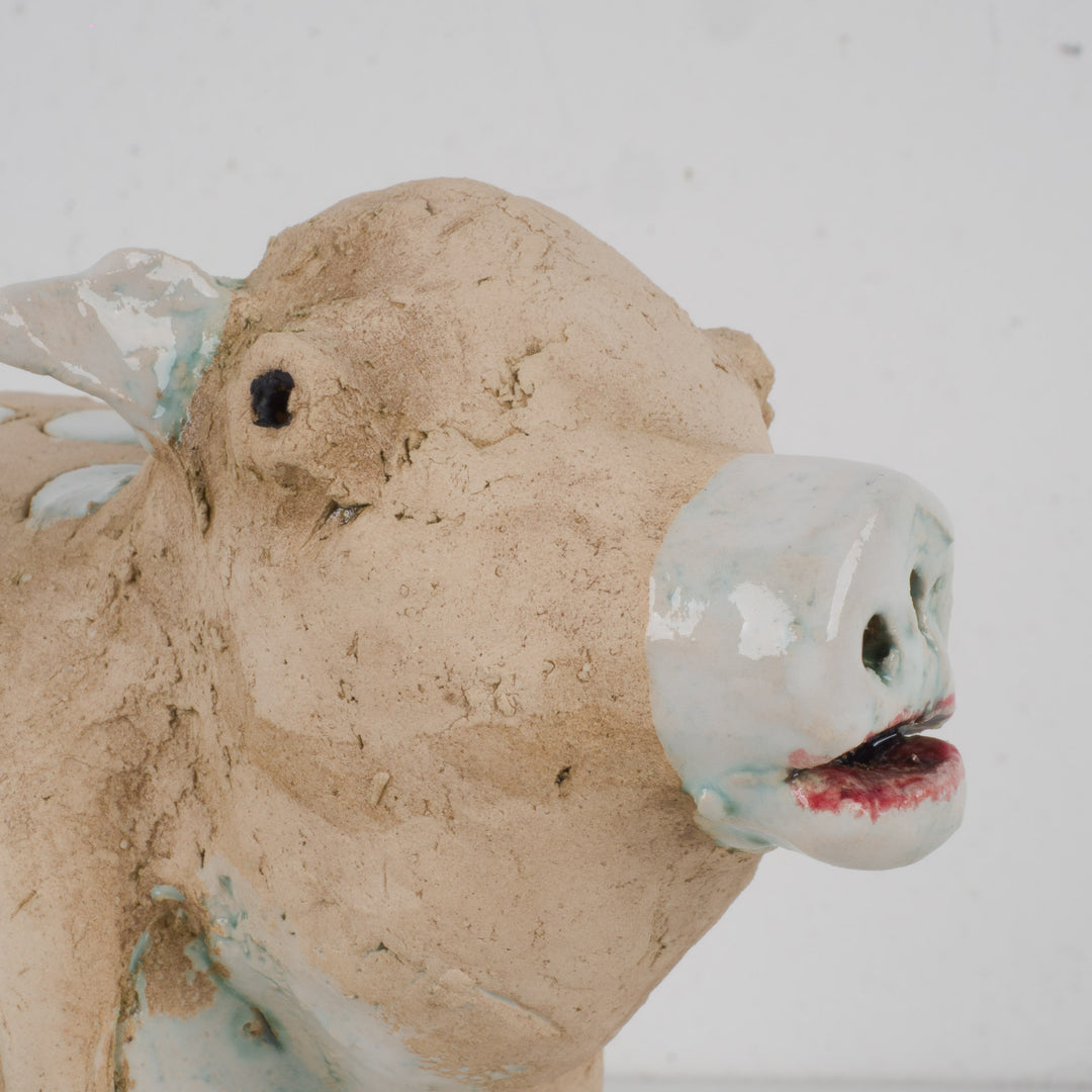 Handgemaakt ludiek keramieken beeldje – Koe met geel vogeltje