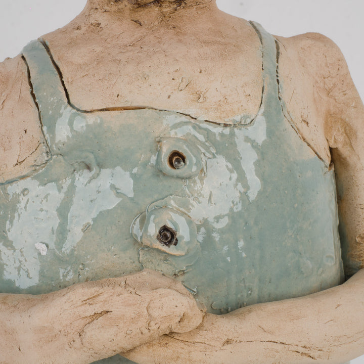 Handgemaakt keramieken beeld – Zieke man met verband