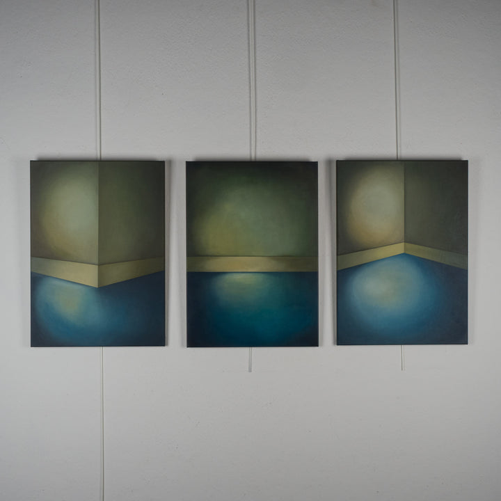 Schilderij drieluik 'Drie keer stilte – een harmonie van licht, kleur en ruimte' door Monique Coppieters