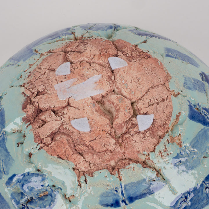 Handgemaakte keramische schaal Karla Vanacker – uniek kunstobject in lichtgroen en diepblauw – 24 cm