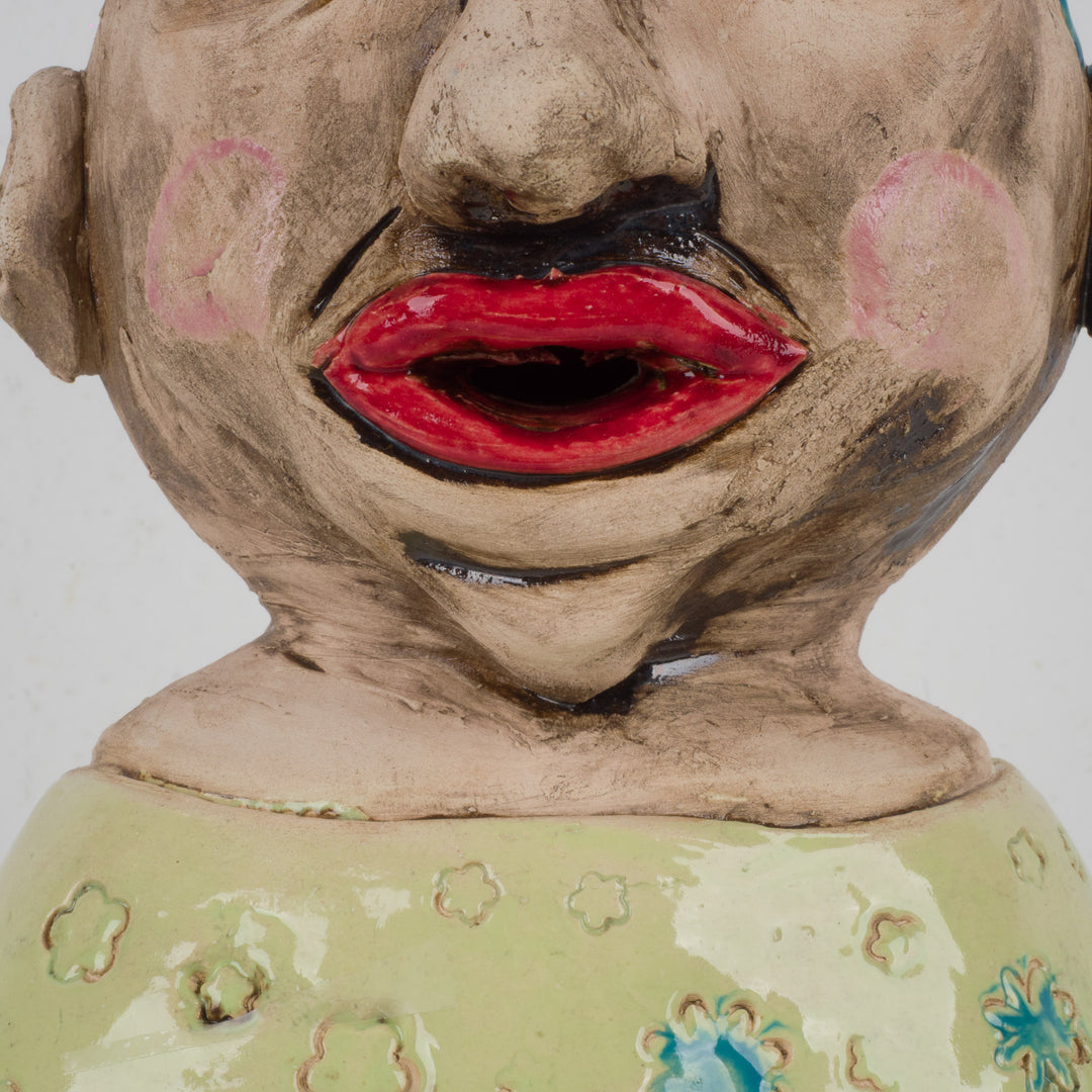 Kleurrijk handgemaakt keramisch beeld – De Reiziger