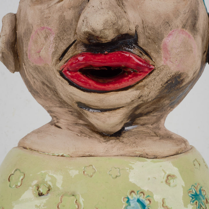 Kleurrijk handgemaakt keramisch beeld – De Reiziger