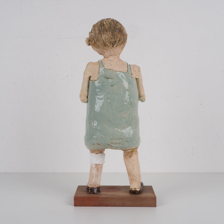 Handgemaakt keramieken beeld – Zieke man met verband