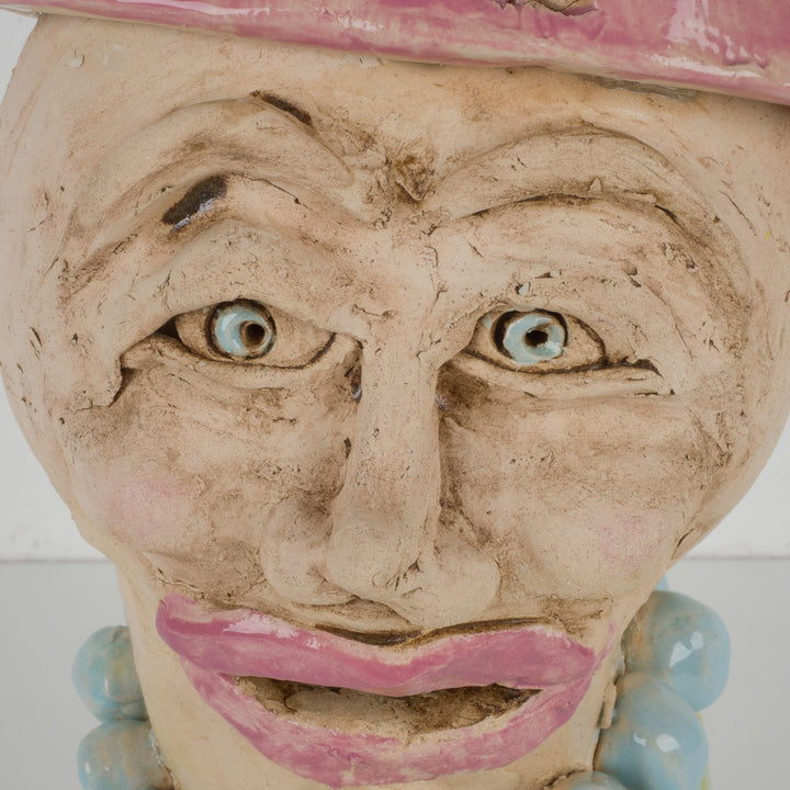 Handgemaakt beeld van een vrouw – lichtgroen geglazuurd, met sociaal engagement