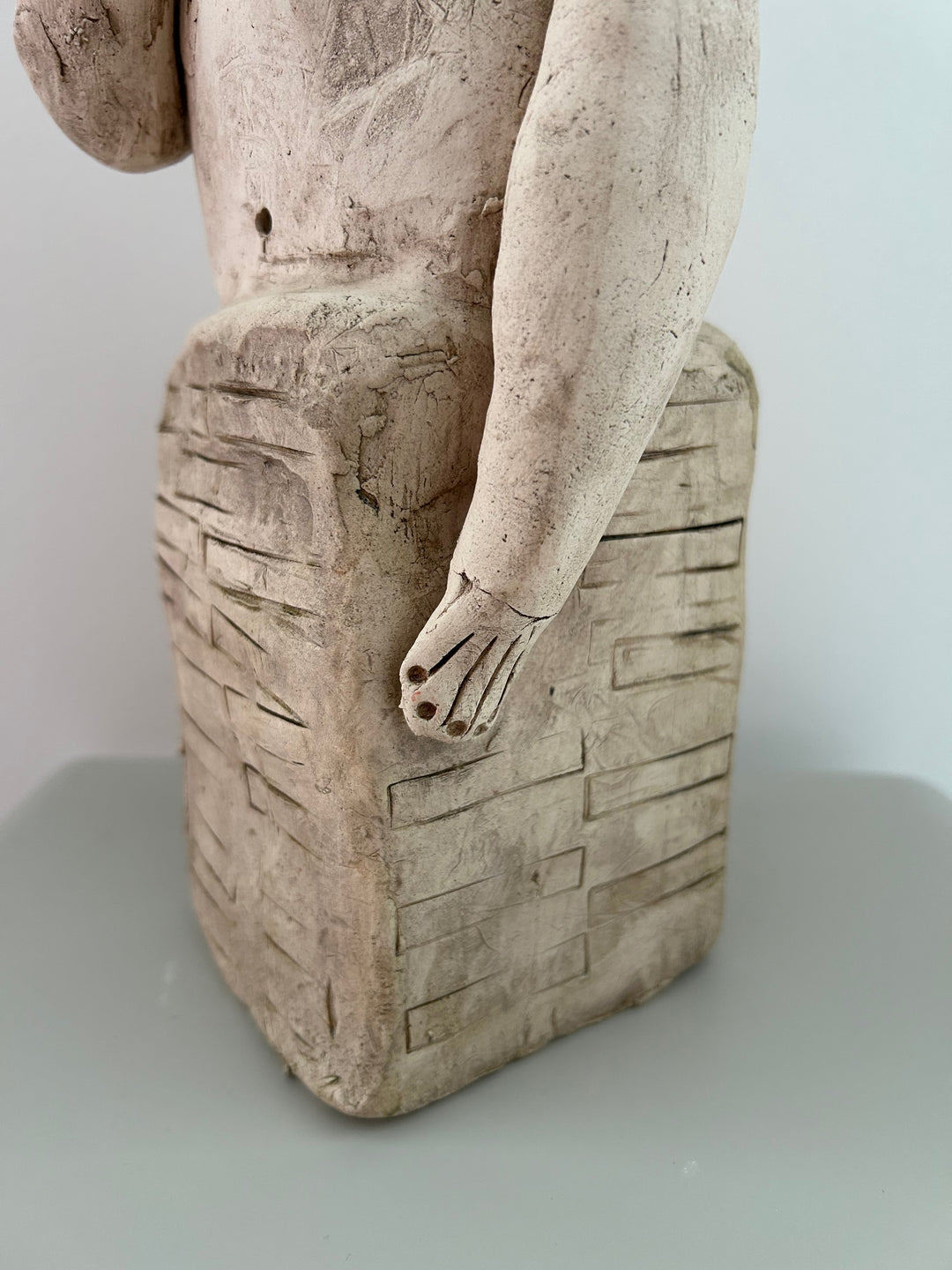 Beeld 'De Dromerige Zwemmer' – een knipoog in keramiek - 14 x 9 x 33 cm