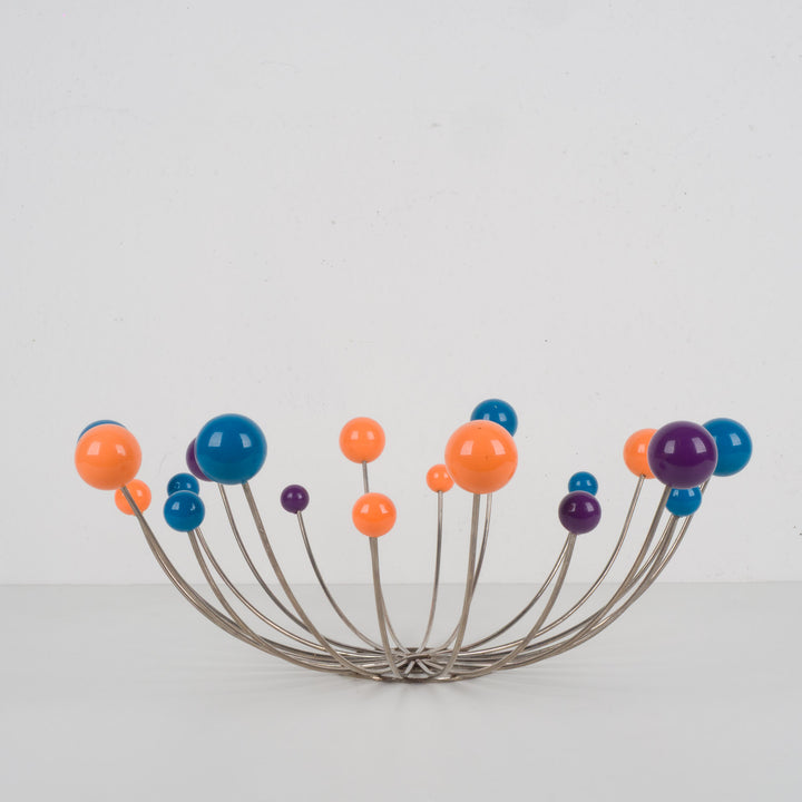 Vintage fruitmand in draadstaal met kleurrijke bollen – mid-century design – 36,5 x 36,5 x 15 cm
